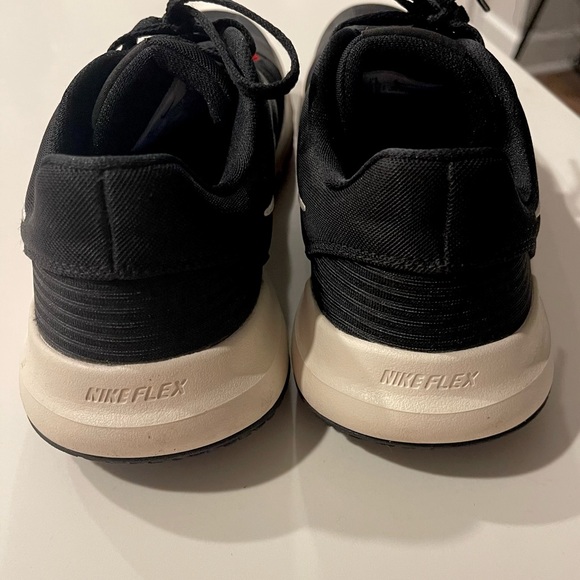 Nike Flex Shoes - Picture 4 of 6